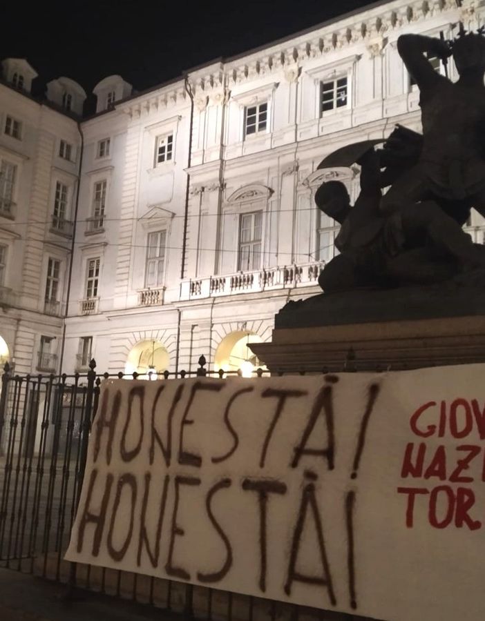 Appendino condannata, nella notte sotto il Comune compare lo striscione che inneggia all'Honestà