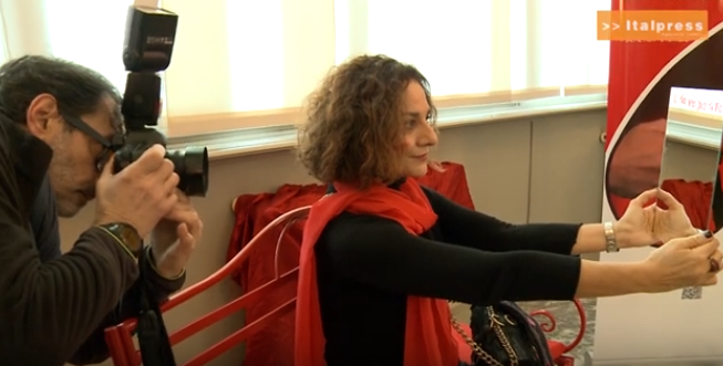 “I volti raccontano la violenza”, una staffetta fotografica con tanti volti noti di donne piemontesi