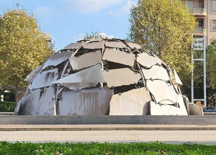 Nel centro di Torino una fontana simboleggia il rapporto tra uomo e natura