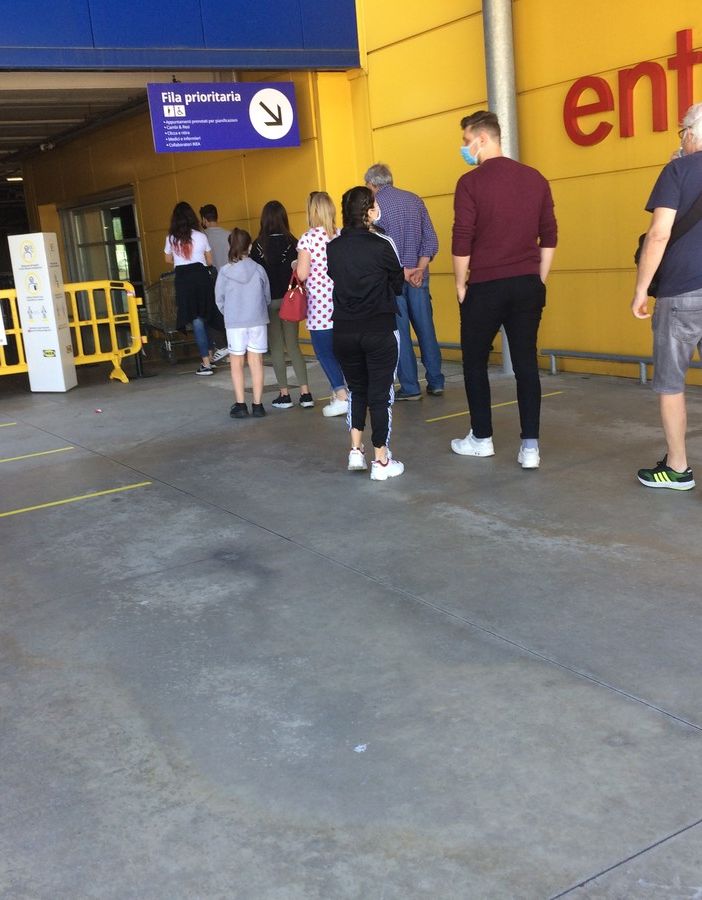 Ikea di Collegno, dopo le lunghe code dei giorni scorsi diminuisce il numero di clienti