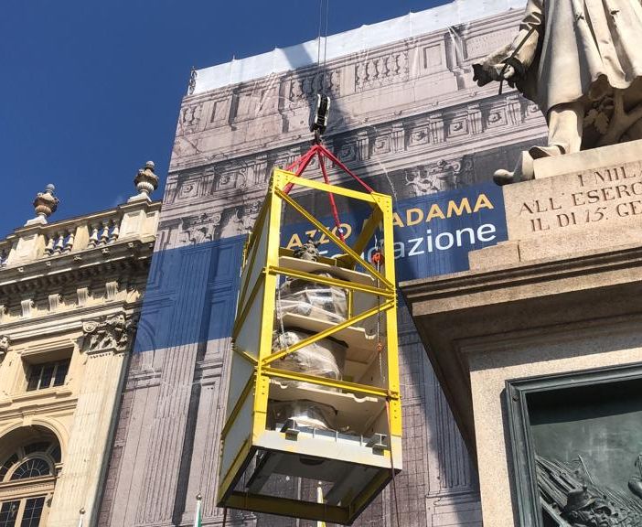 Lo spettacolare “volo” delle statue di Palazzo Madama, che atterrano in piazza Castello per essere restaurate [VIDEO E FOTO]