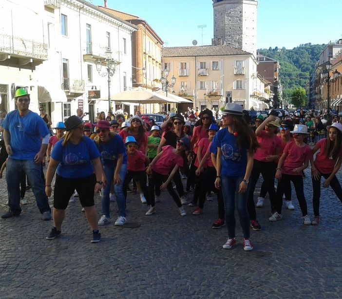 Un &quot;flash mob&quot; per il Naso Rosso in piazza a Chivasso