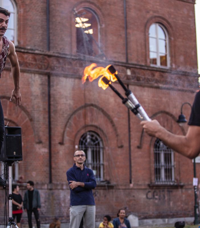 Tanto di Cappello: al Glocal Film Festival, il docufilm che racconta gli artisti di strada di Torino
