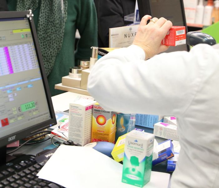 farmacista che lavora