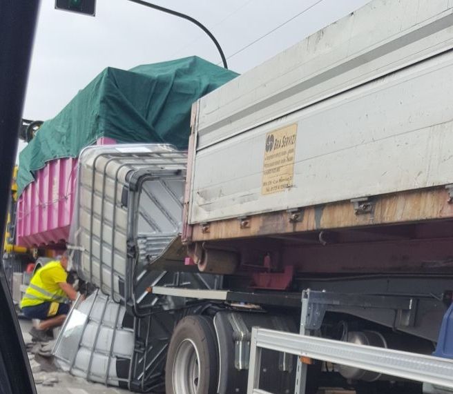 Camion perde carico di cisterne sulla Torino-Milano
