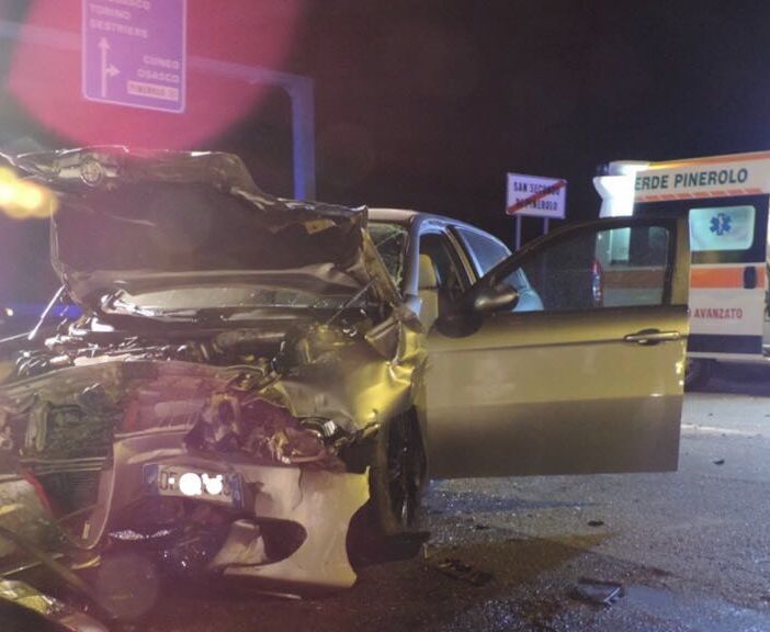 Scontro tra due auto nel Pinerolese, muore una ragazza di 20 anni