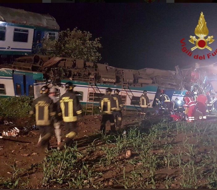 Disastro ferroviario a Caluso, morto il macchinista del treno e l'autista dell'auto di scorta al Tir
