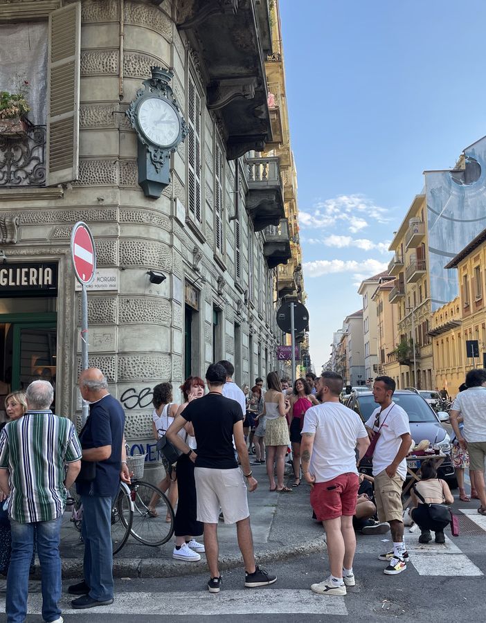 San Salvario ha il suo Caffè dell'Orologio: il nuovo locale di fronte al palazzo dove abitò Natalia Ginzburg