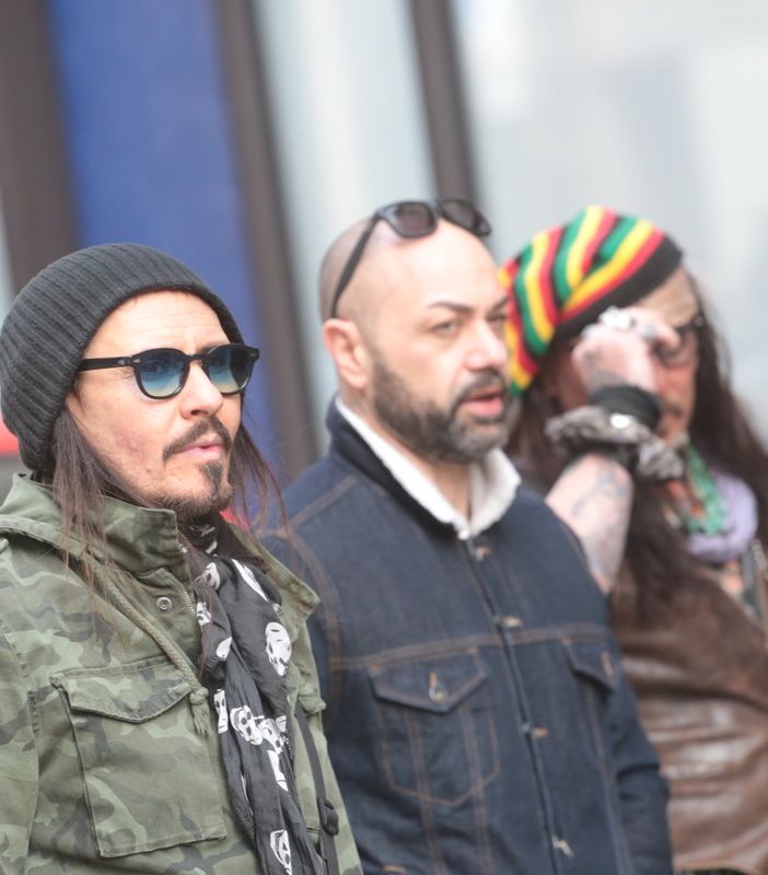 Da Varese a Susa: i fan a caccia di un selfie con Johnny Depp davanti al Principi di Piemonte [FOTO E VIDEO]