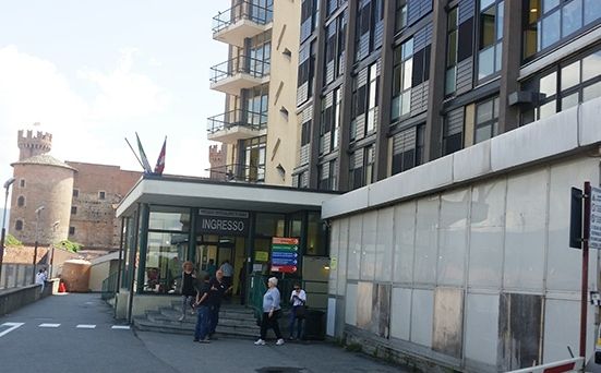 Cedono alcuni pannelli del controsoffitto dell'ospedale mentre è in corso un intervento, paura ad Ivrea