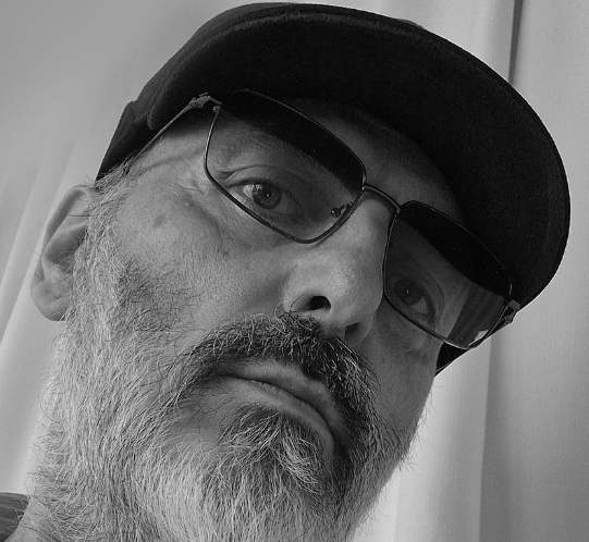 Gigi d'Agostino in una foto pubblicata recentemente sul suo profilo facebook