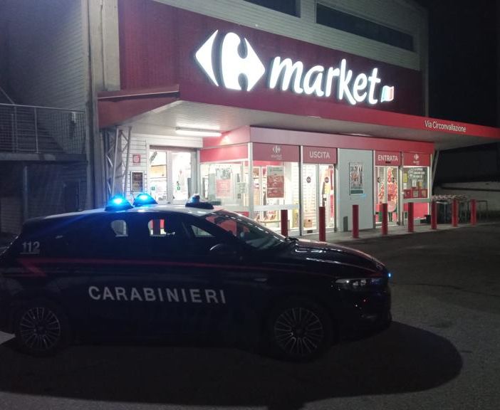 Ivrea, rapinatore disarmato dai negozianti e arrestato dai Carabinieri