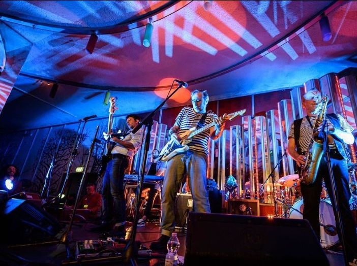 L'evento organizzato dal Salone Off a Le Roi con la band Loschi Dezi