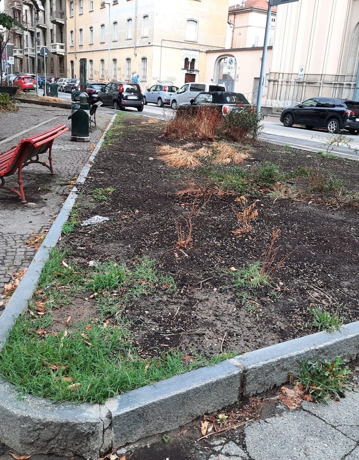 L'aiuola con i paletti caduti ripristinati