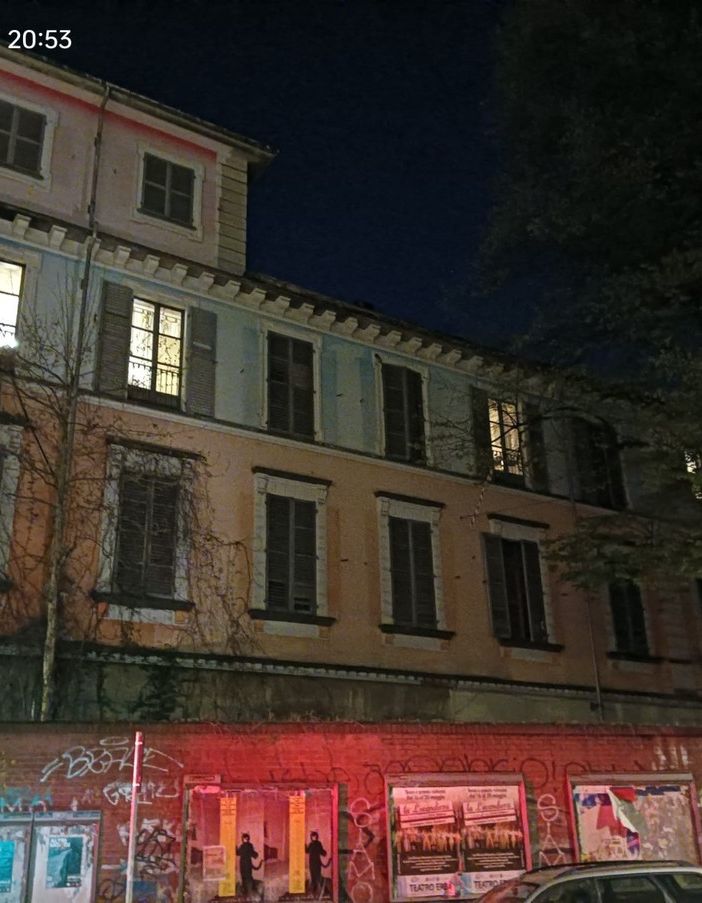Luci accese e panni stesi in Askatasuna, FdI scrive di nuovo a Piantedosi: &quot;Sgomberatelo&quot;