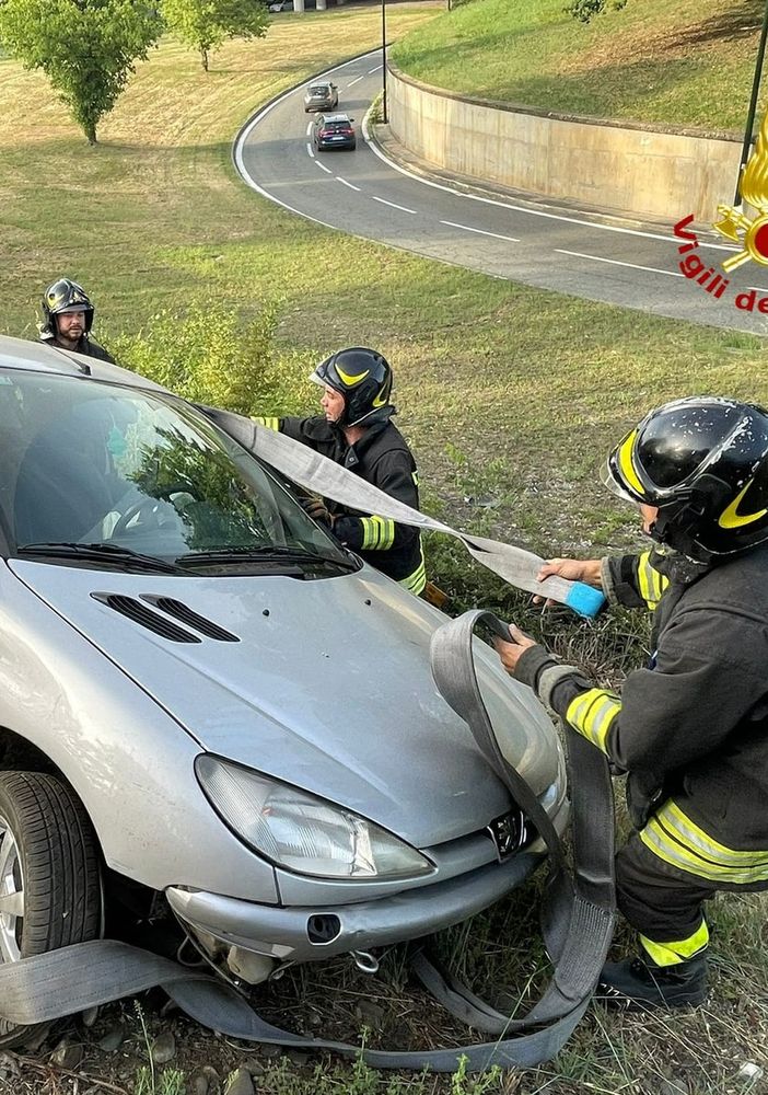 Auto fuori strada tra corso Regina e corso Sacco e Vanzetti: una donna ferita, non è grave