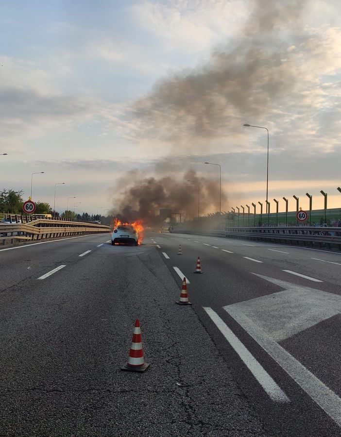 Auto in fiamme sulla tangenziale: illeso il conducente