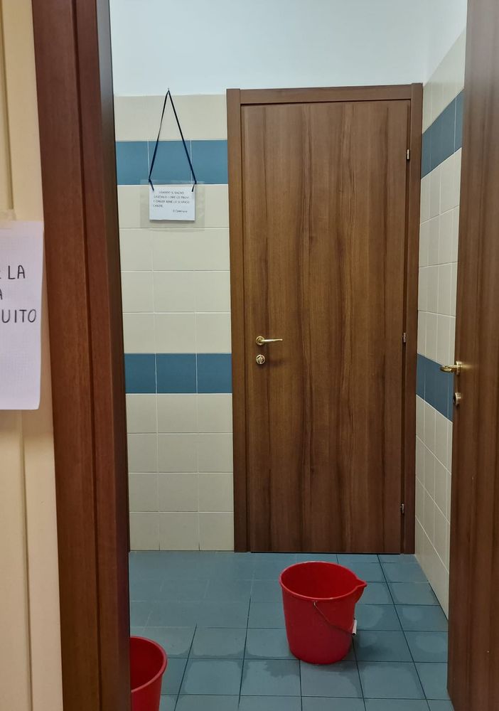Parco Di Vittorio, emergenza bagni: al Centro incontro i wc sono fuori uso o allagati