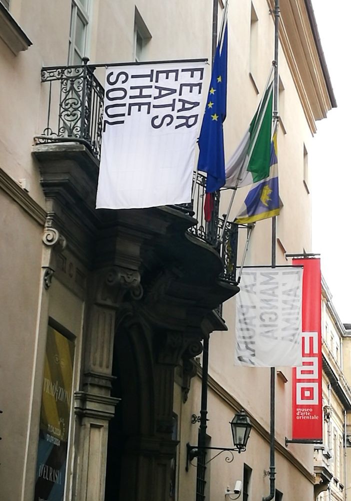 Fear eats the soul, La paura mangia l'anima: davanti al Mao sventola la bandiera dell'artista Rirkrit Tiravanija