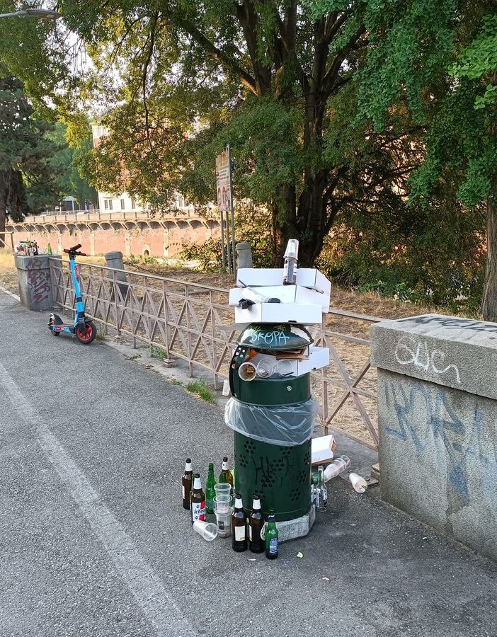 Il risveglio di Borgo Rossini tra i rifiuti: bicchieri e bottiglie ovunque
