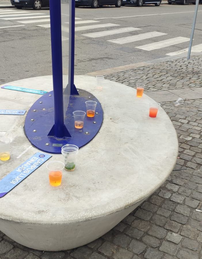 Il risveglio di Borgo Rossini tra bottiglie di vetro rotte e spritz abbandonati a metà