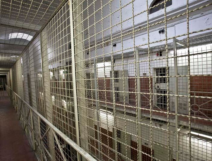 Al carcere delle Vallette detenuta straniera appicca un incendio, sei agenti intossicate
