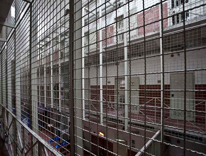 Ancora altissima tensione al carcere di Torino: agente colpito da uno sgabello lanciato da un detenuto