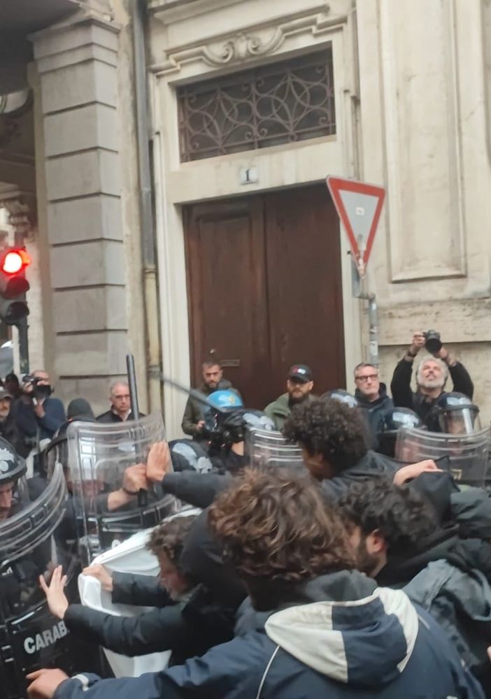Corteo anti G7, scontri in centro con le forze dell'ordine. Lancio di uova e fumogeni sulla polizia [FOTO E VIDEO]