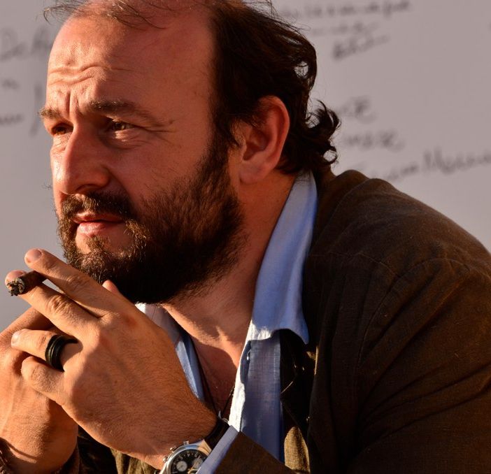 &quot;Conoscere il respiro, esattamente&quot;: l'installazione urbana con la poesia di Davide Rondoni