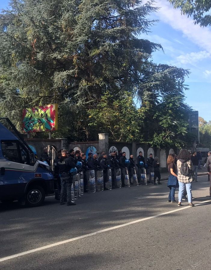 Blitz della polizia all’alba, in corso lo sgombero dell’Edera Squat