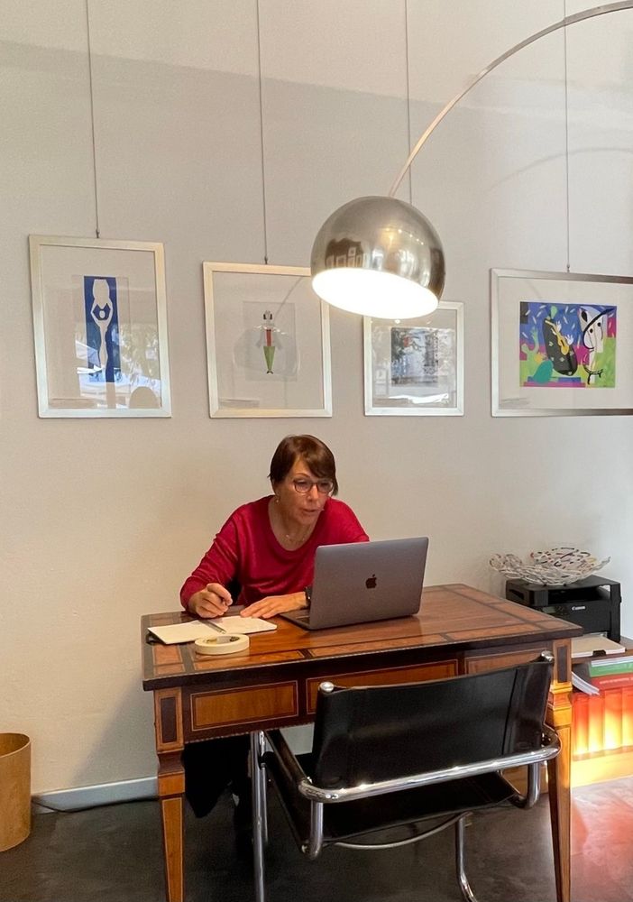 Elena Salamon nella sua galleria in piazzetta IV marzo