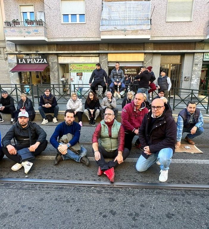 I mercatali durante la manifestazione contro spaccio e degrado