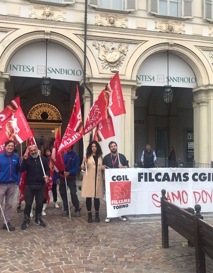 Stipendi da 100 euro, l'angoscia delle donne delle pulizie di Intesa Sanpaolo: &quot;Facciamo la fame&quot;