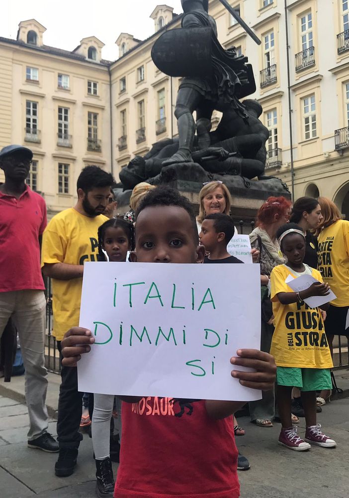 “Italia, dimmi di sì”: a Torino il flash mob per chiedere la riforma della legge sulla cittadinanza [FOTO e VIDEO]