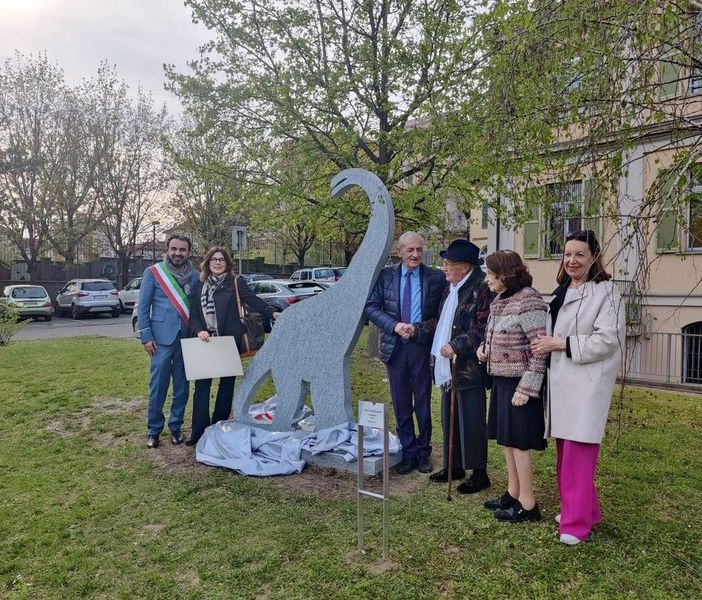 Ezio Gribaudo (secondo a destra nell'immagine) insieme alla figlia e alle autorità all'inaugurazione dell'opera il "Dinosauro" a Moncalieri Ezio Gribaudo (secondo a destra nell'immagine) insieme alla figlia e alle autorità all'inaugurazione dell'opera il "Dinosauro" a Moncalieri