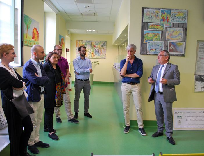 Arte e Ben-Essere: il polo sanitario di Avigliana riceve un assegno grazie a un progetto con il Castello di Rivoli