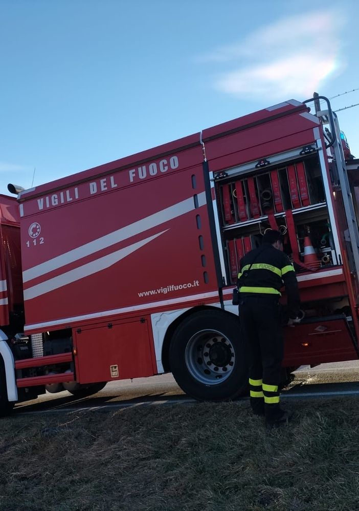 Passata la paura a Condove: i Vigili del fuoco hanno spento l'incendio nonostante il forte vento