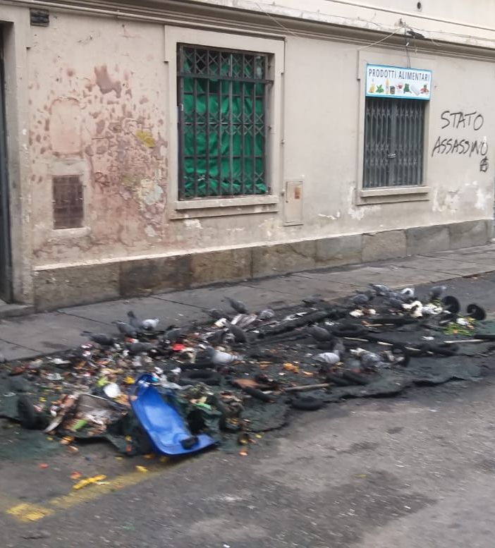 Porta Palazzo, ancora fuoco in strada in via La Salle: coinvolti bidoni dei rifiuti, auto e palazzi