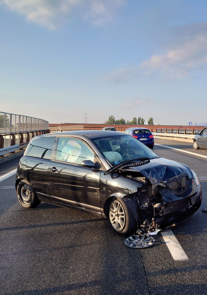 Incidente in tangenziale allo svincolo Drosso: un ferito non grave