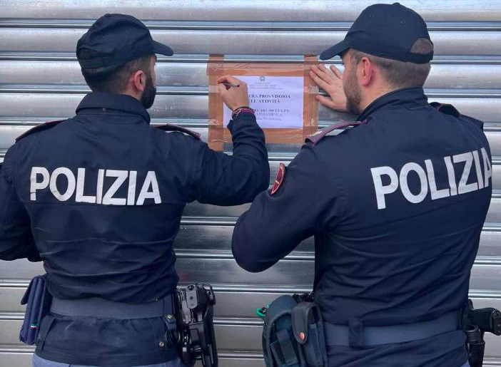 Droga sotto le sedie e nei dispenser dello zucchero: chiuso per 15 giorni un kebab in quartiere Aurora