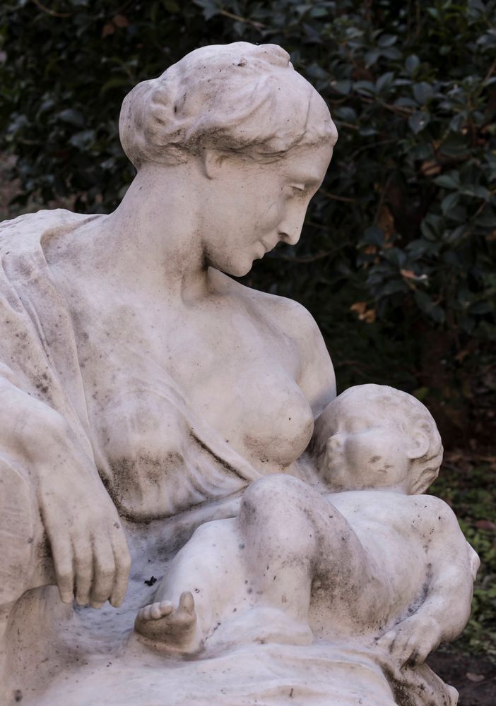 I portici di via Po nel segno della fotografia di Laura Cantarella: ritratte le sculture di Edoardo Rubino