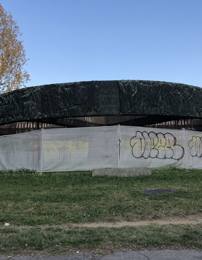 Monumento all'Autiere ancora transennato, presto partirà il restauro