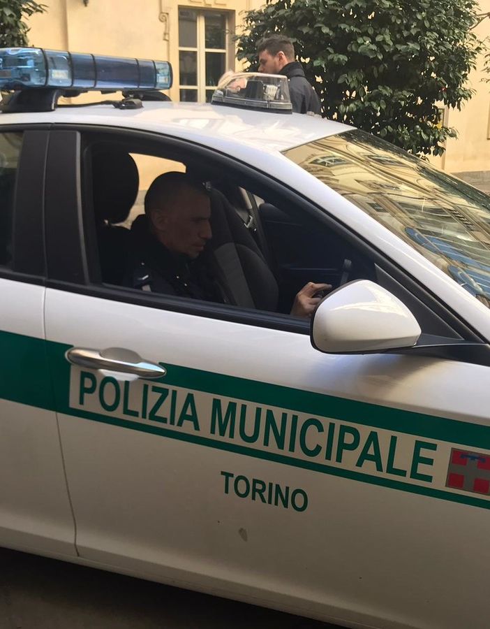 Tentano di rubare un'auto in via Leoncavallo: arrestati dopo una breve fuga