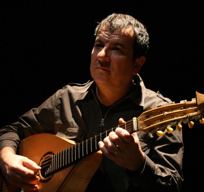 Mauro Palmas sul palco del FolkClub