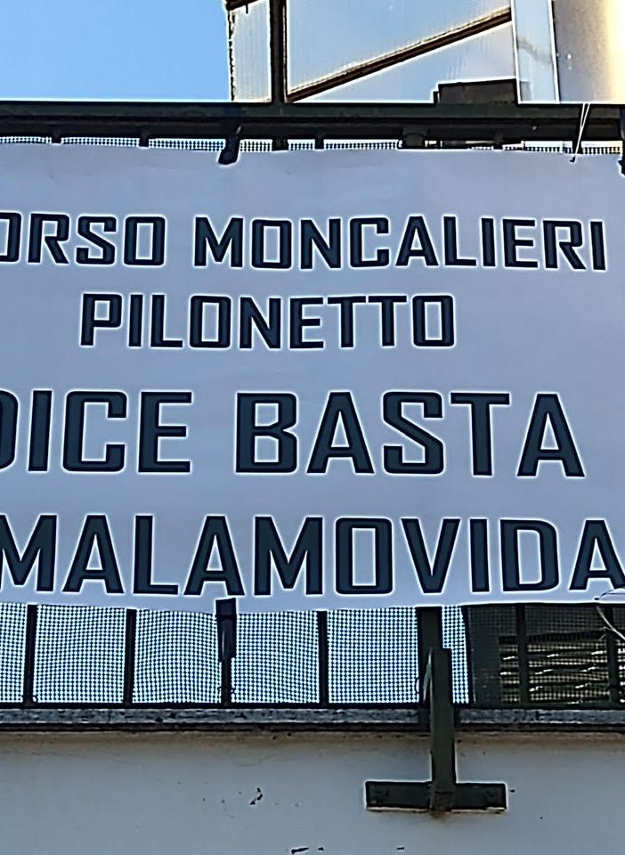 &quot;No alla Malamovida&quot;: appesi gli striscioni sui balconi in corso Moncalieri
