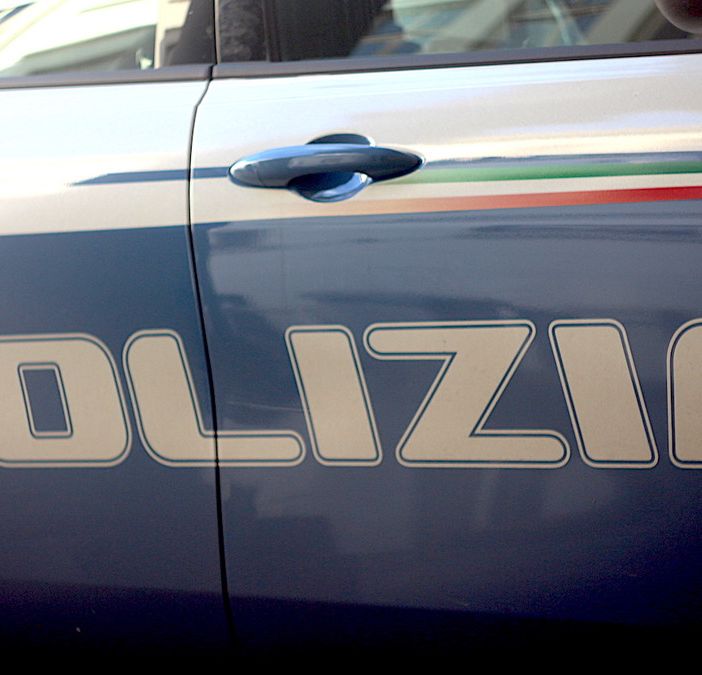 Il ladro svaligia un'auto parcheggiata in doppia fila, poi minaccia i proprietari con un coccio di bottiglia: arrestato
