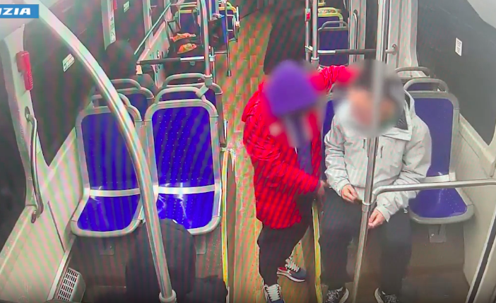 Mirafiori, minaccia con un coltello e deruba un 23enne sul bus: denunciato un 41enne