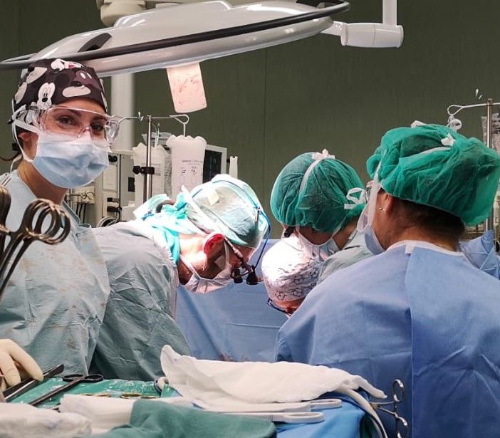 trapianto con medici all'opera