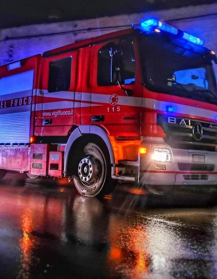 Casa distrutta dalle fiamme a Castiglione Torinese: l'incendio domato dopo ore di intervento