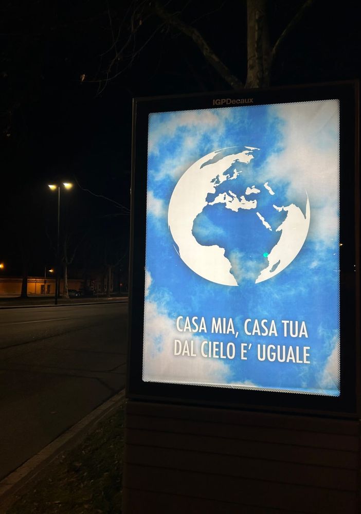 &quot;Casa mia, casa tua dal cielo è uguale&quot;. Il Banksy di Torino omaggia Ghali e Boetti